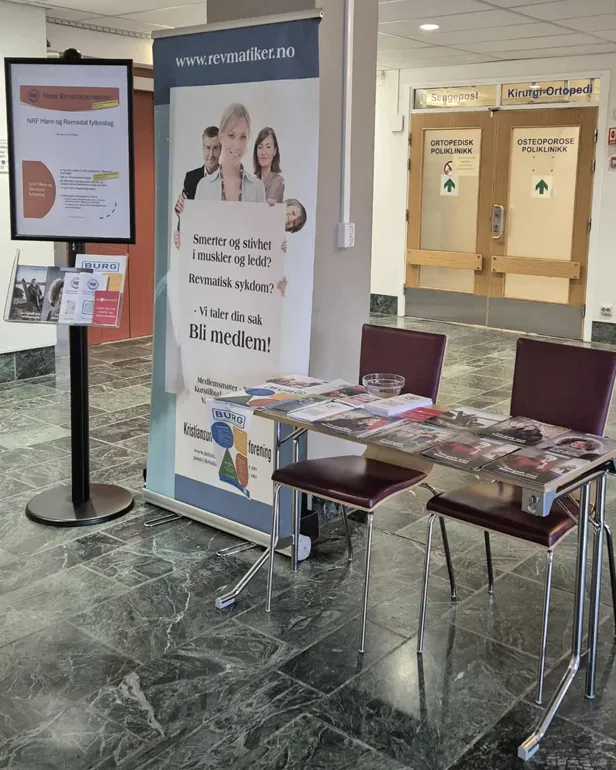 Et rom med bord og stoler