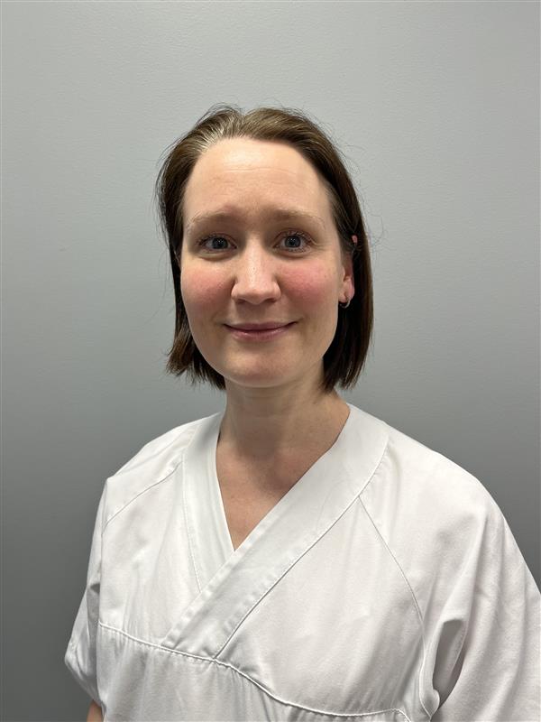 En person i hvit skjorte