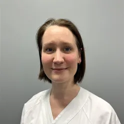 En person i hvit skjorte