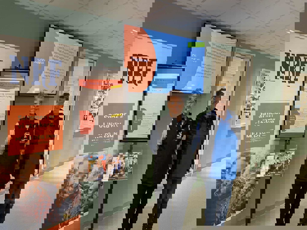 to kvinner som står i et venterom med plakater