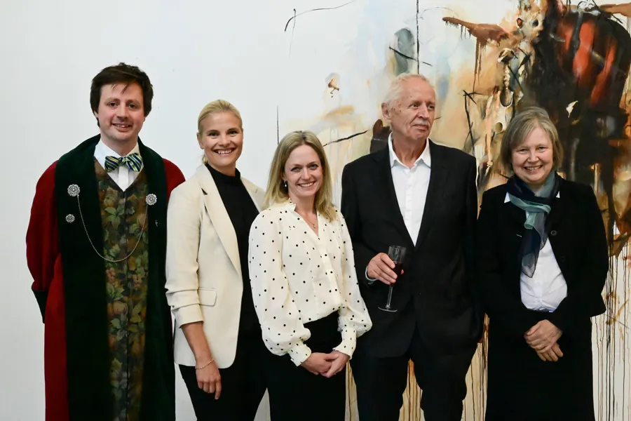 En gruppe mennesker som poserer for et bilde