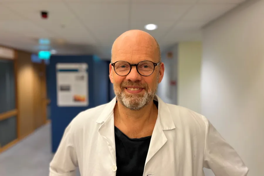 En mann med briller