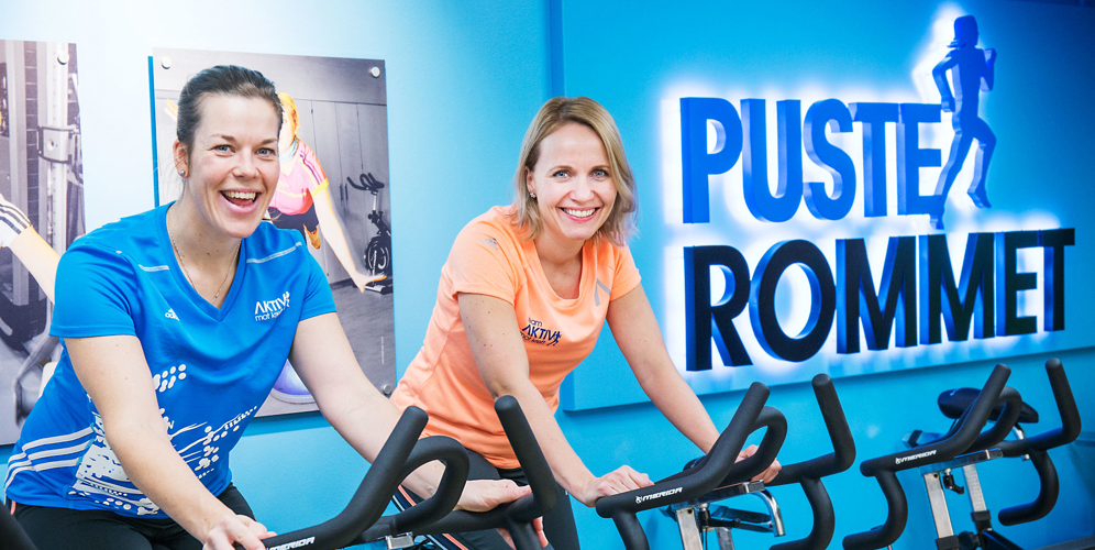 Et par kvinner på sykkel