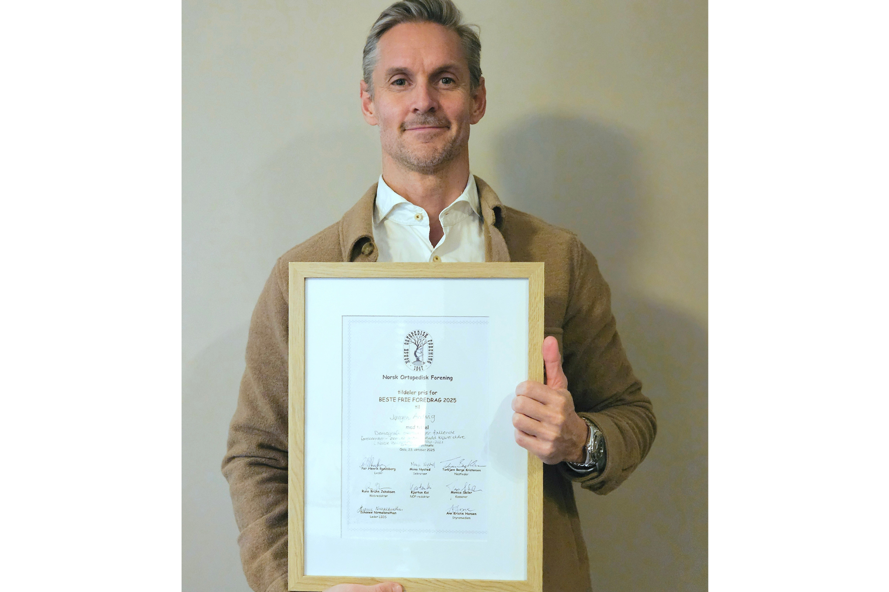 En mann som har en diplom