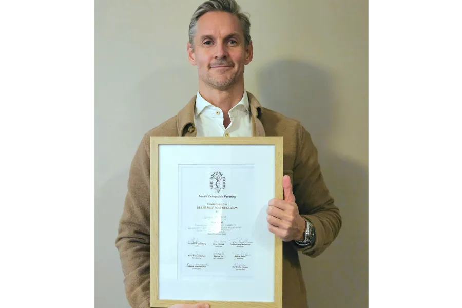 En mann som har en diplom