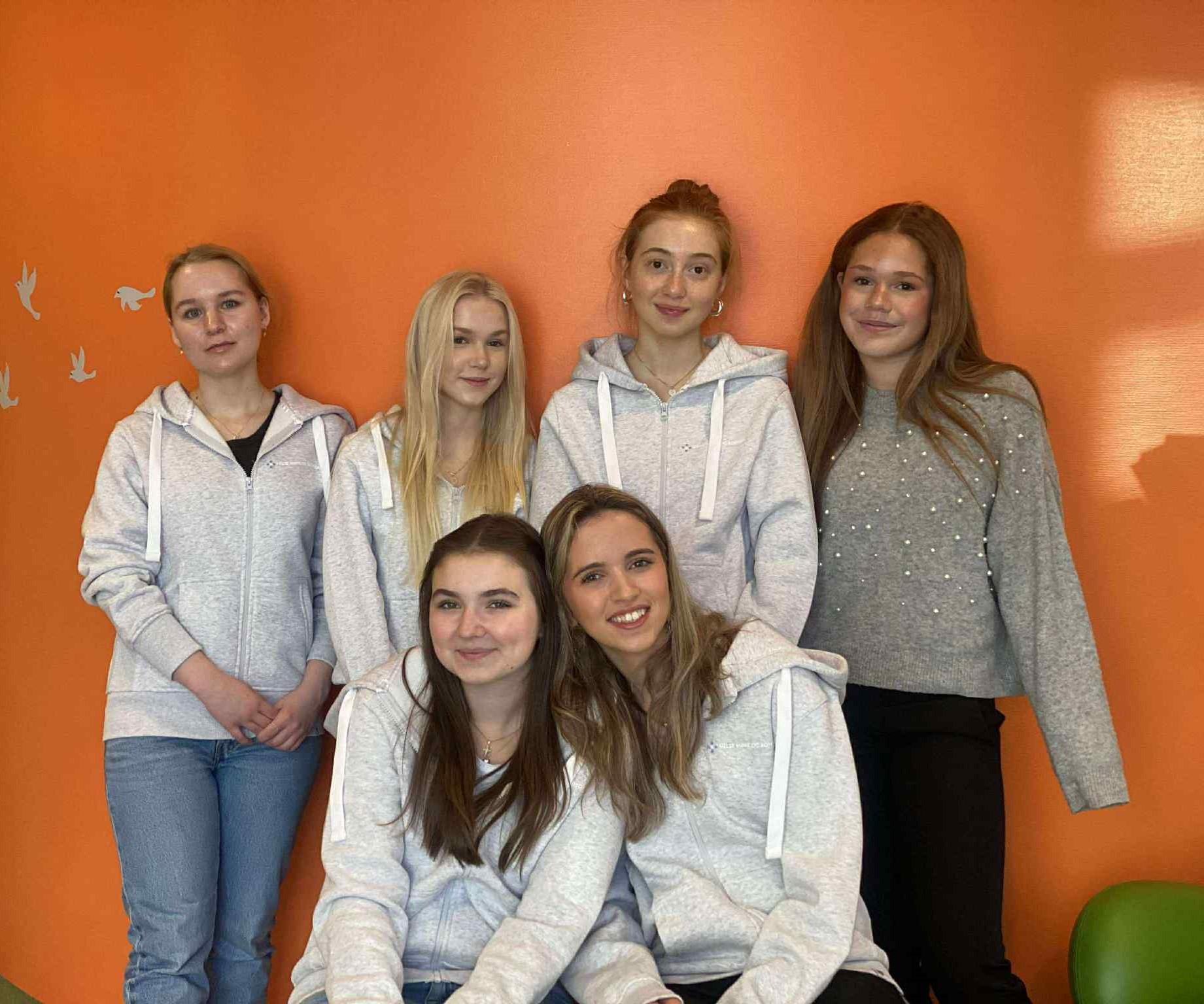 seks jenter som poserer for et bilde