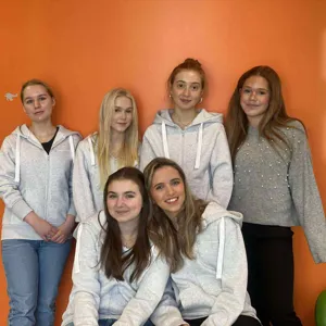 seks jenter som poserer for et bilde