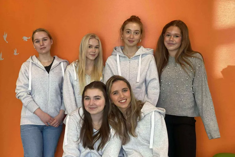 seks jenter som poserer for et bilde