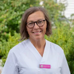 En person som bruker briller