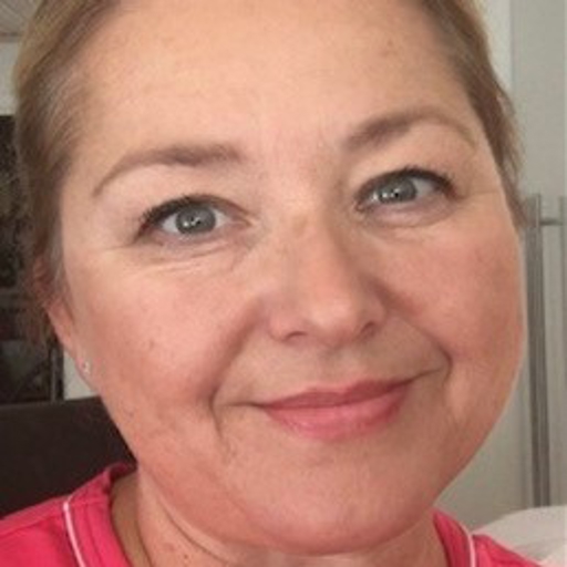 En person som smiler