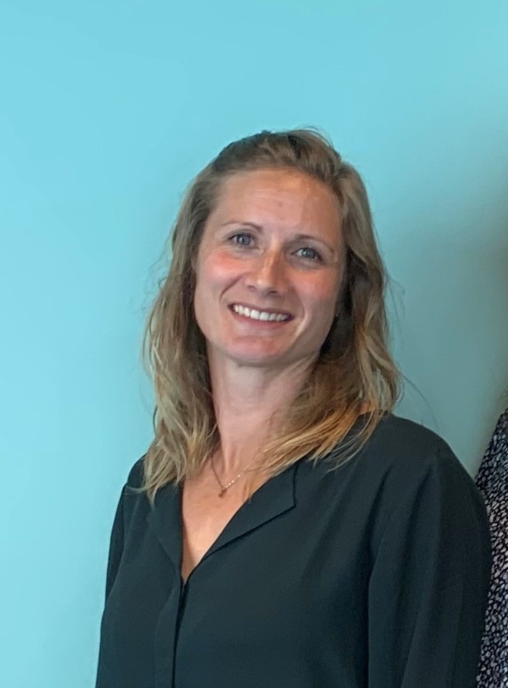 En person som smiler for kameraet