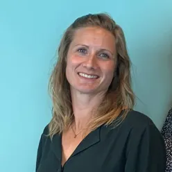 En person som smiler for kameraet