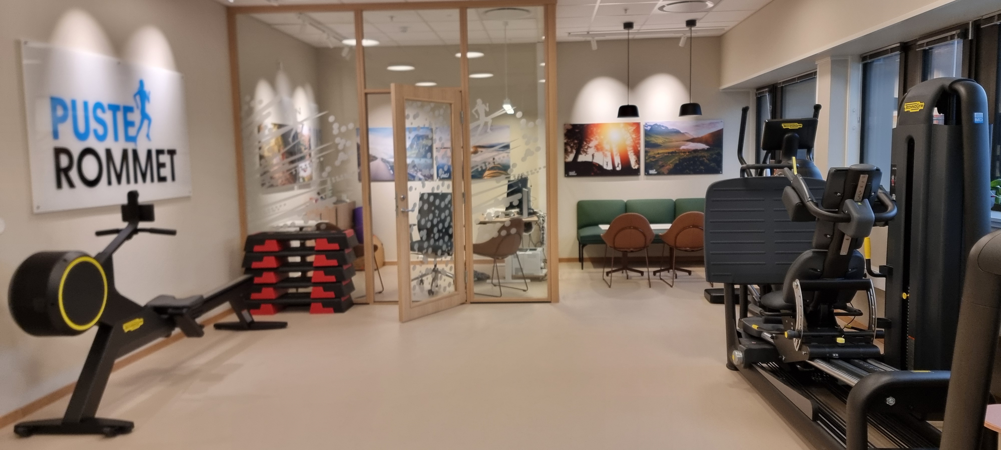 Treningsrom med romaskin og andre treningsapparat og moderne salong