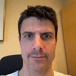 En mann som tar en selfie