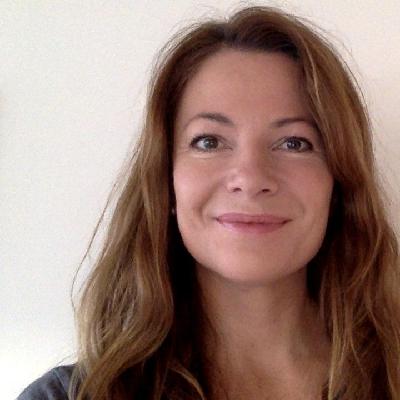 En kvinne med langt hår