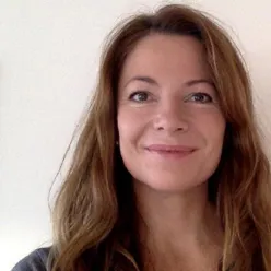 En kvinne med langt hår