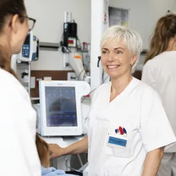 En person i hvitt arbeidstøy