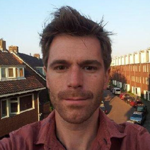 En mann som tar en selfie