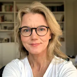 En person som bruker briller