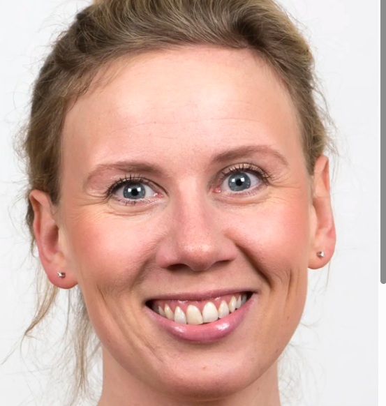 Et nærbilde av en kvinne som smiler