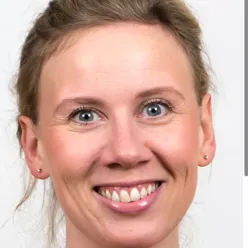 Et nærbilde av en kvinne som smiler