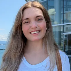 En kvinne som smiler til kameraet