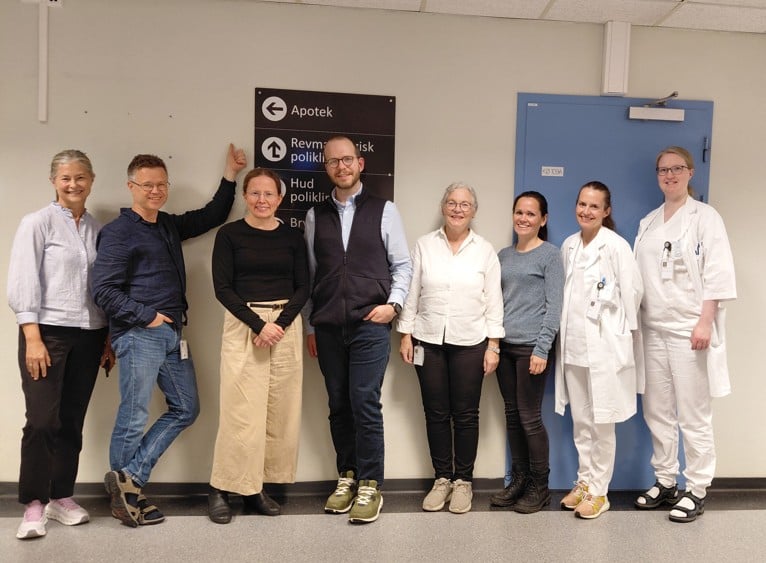 En gruppe mennesker som poserer for et bilde