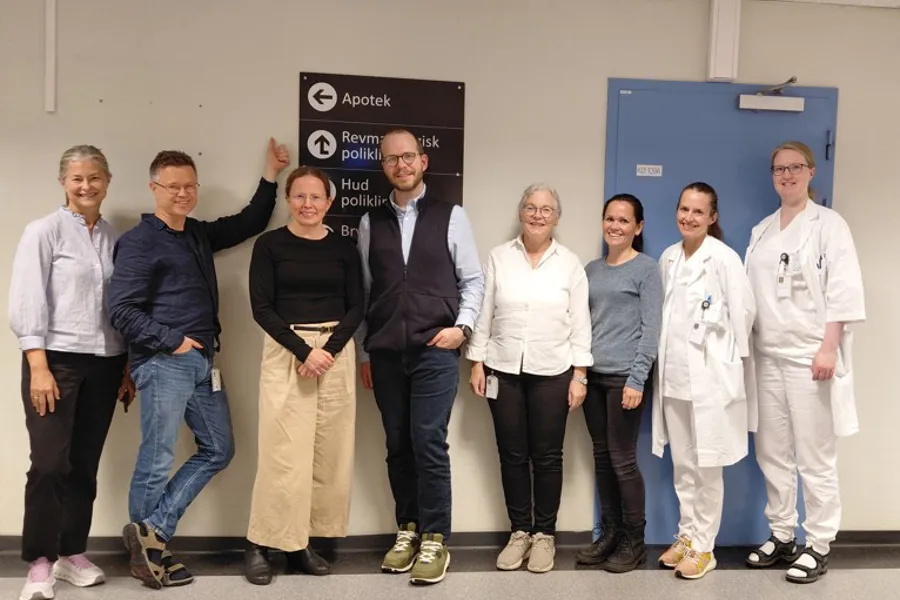 En gruppe mennesker som poserer for et bilde