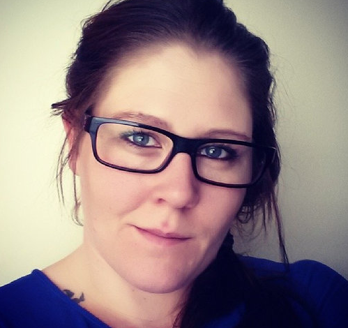 En kvinne som bruker briller