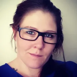 En kvinne som bruker briller