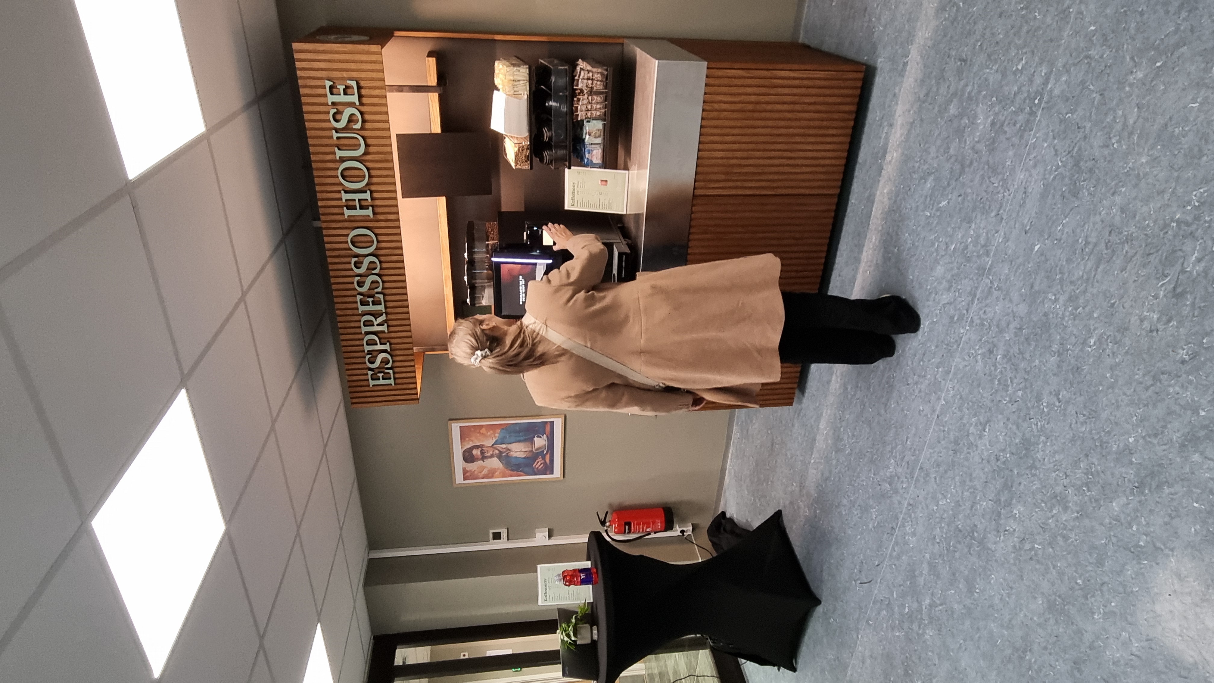 En person som holder et kamera