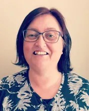 En kvinne som bruker briller