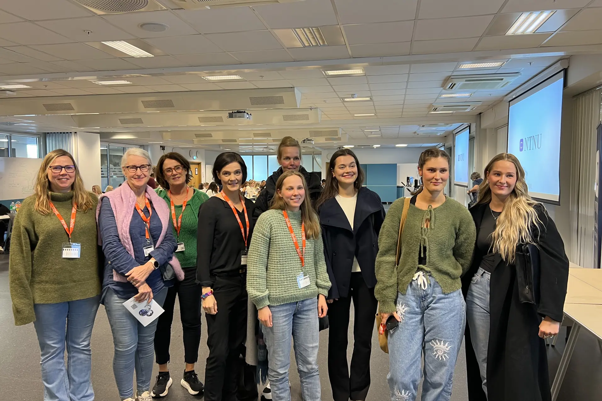 En gruppe mennesker som poserer for et bilde