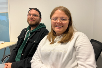 En mann og en kvinne som sitter sammen