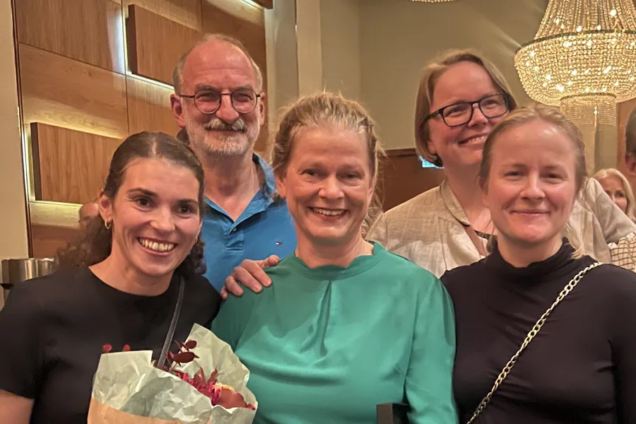 Vinnaren omgitt av kollegaer på prisutdelinga