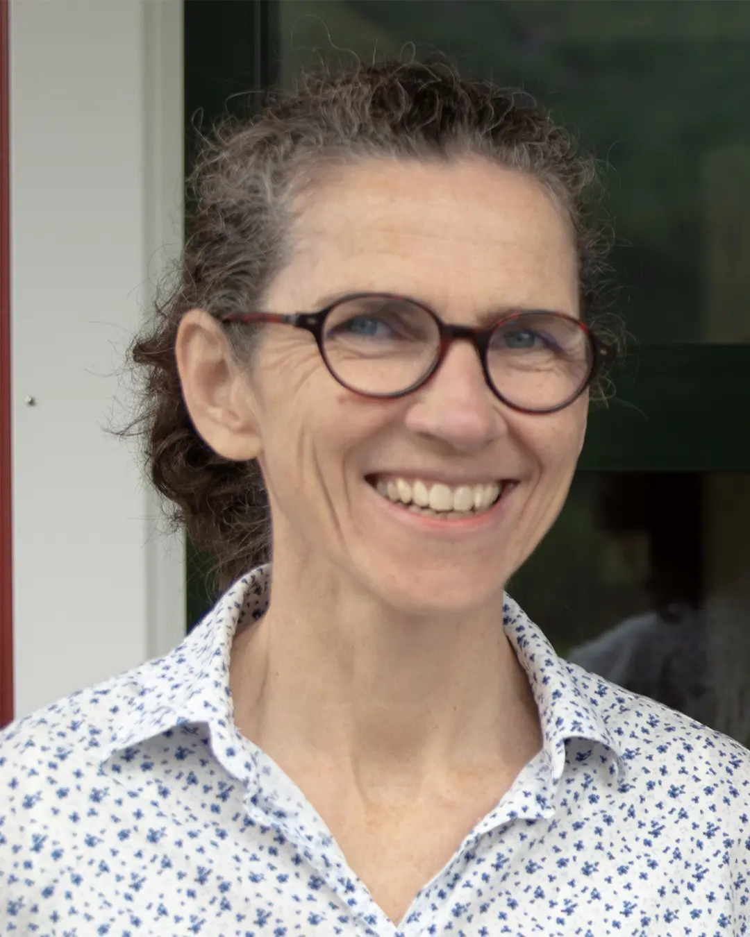 En person som bruker briller