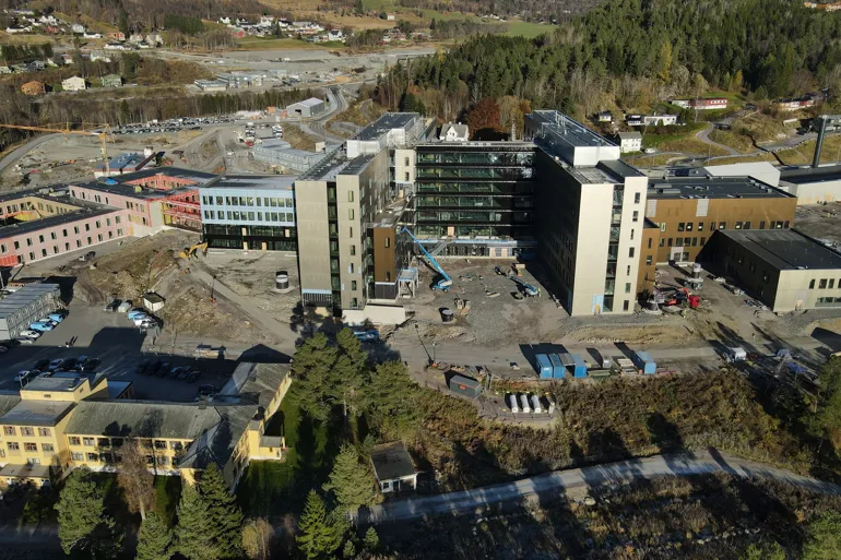 En høy vinkelvisning av bygninger