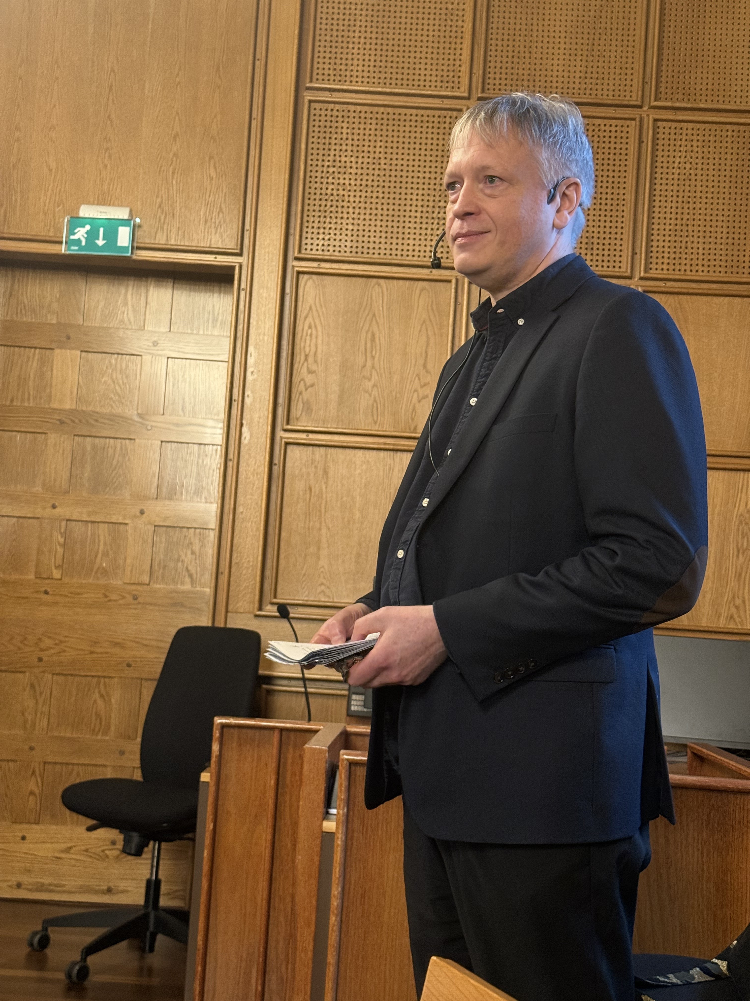 En mann som står foran et podium