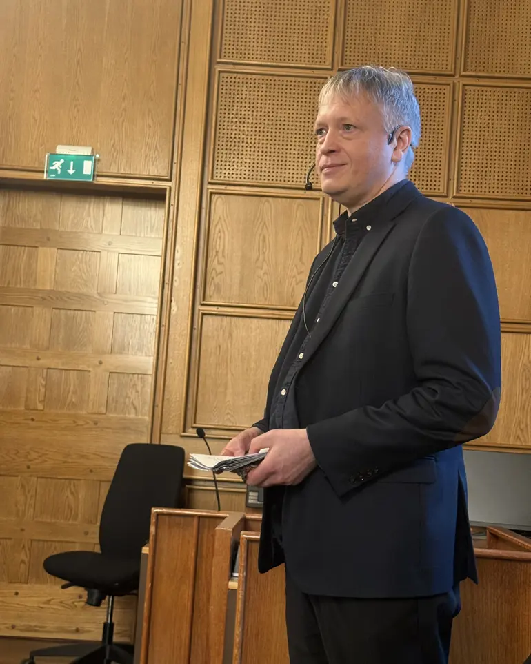 En mann som står foran et podium