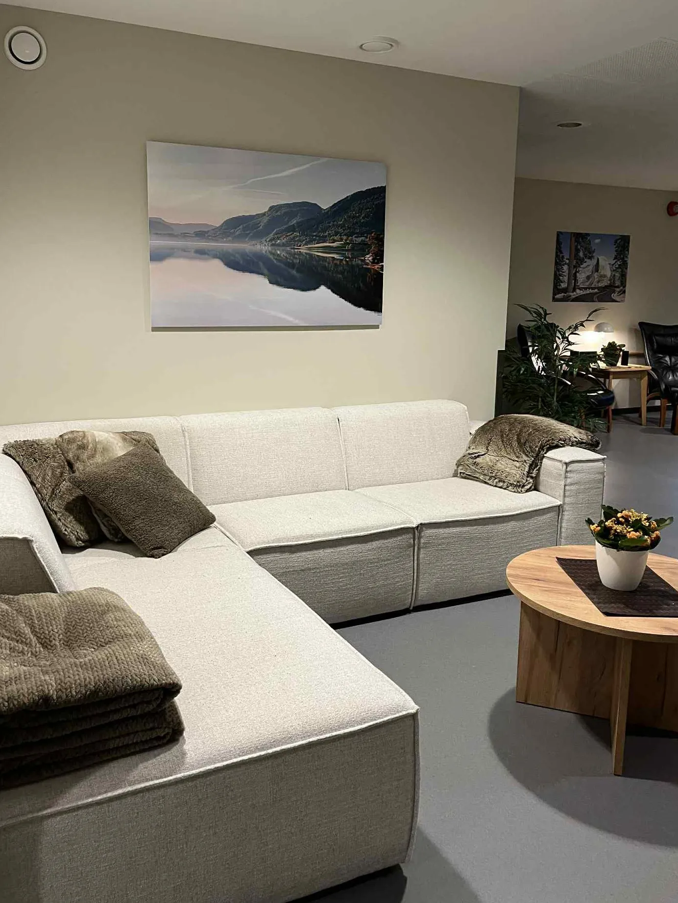 En stue med sofa og bord