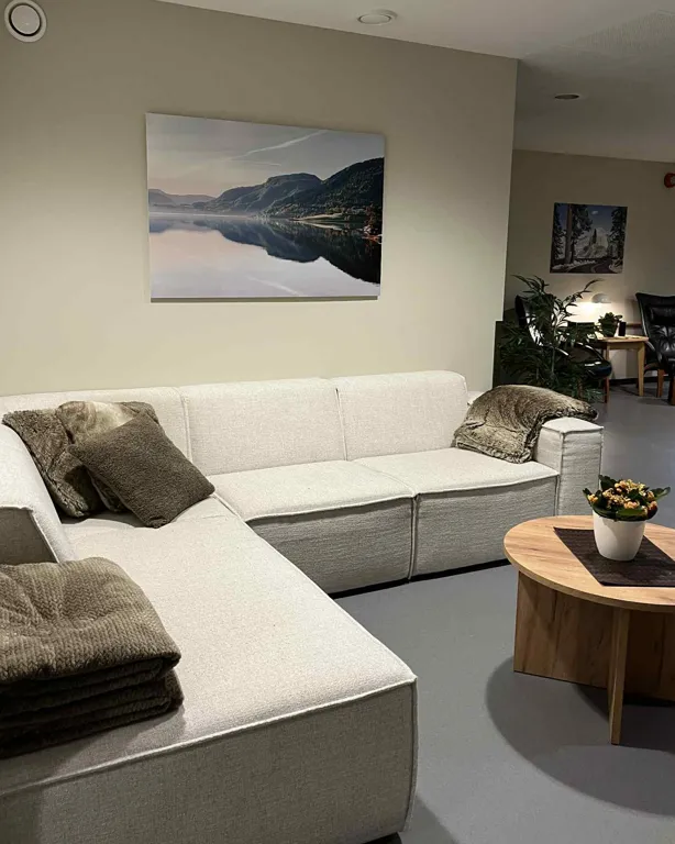 En stue med sofa og bord