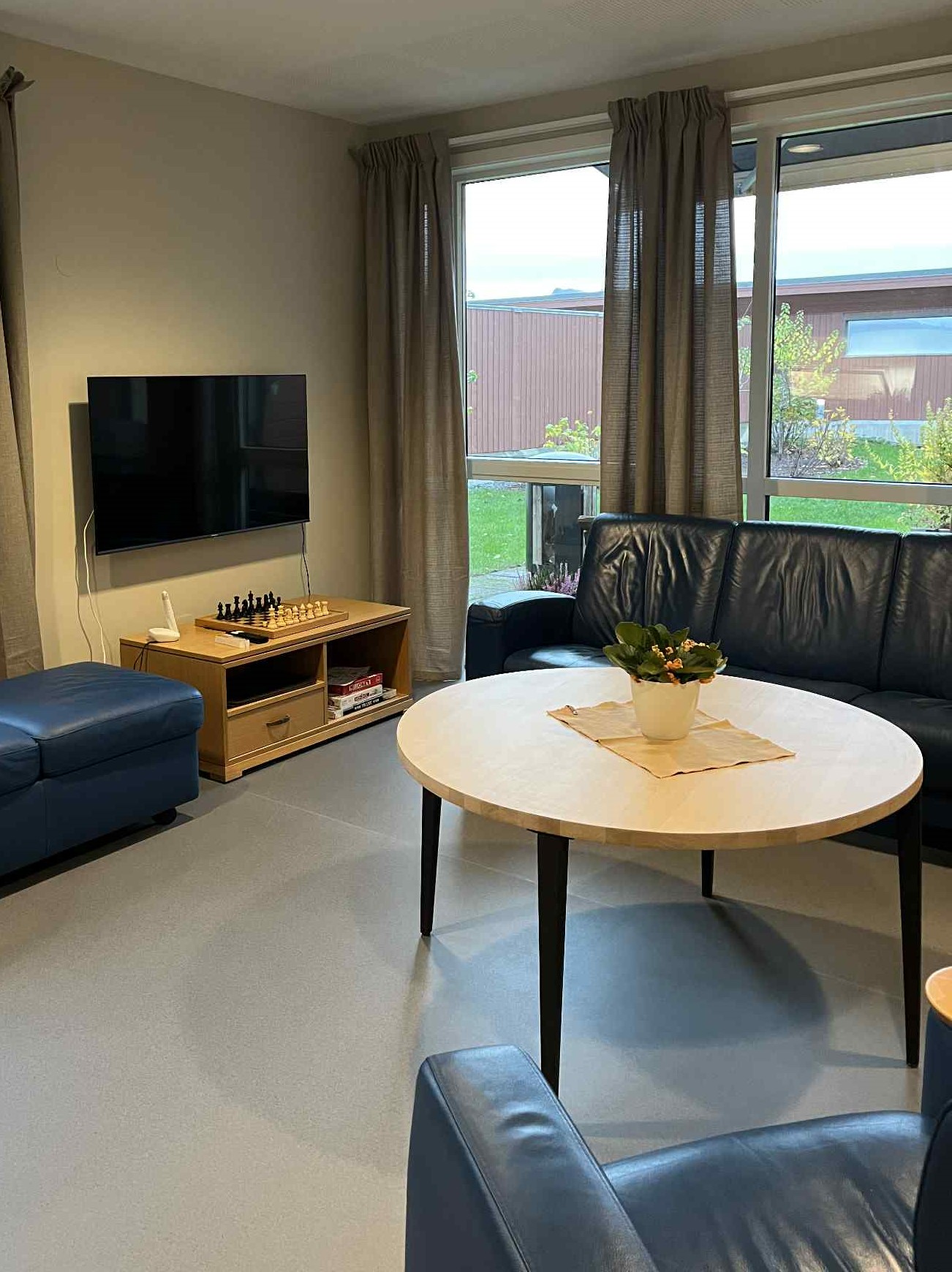 Stue med TV, bord og sofaer