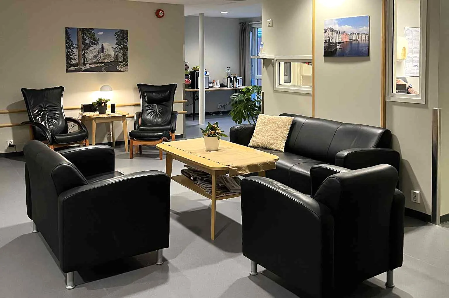 Svarte skinnmøbler med bord i fellesareal