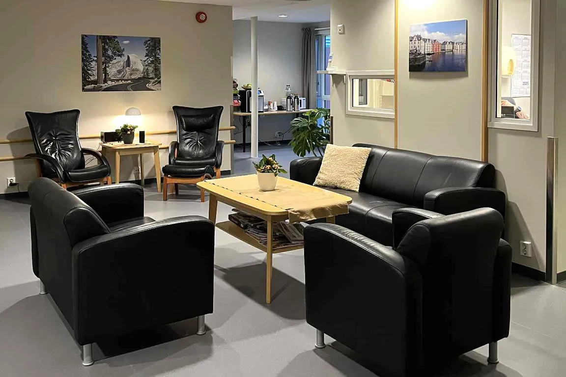 Svarte skinnmøbler med bord i fellesareal