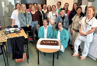 En gruppe mennesker som poserer for et bilde