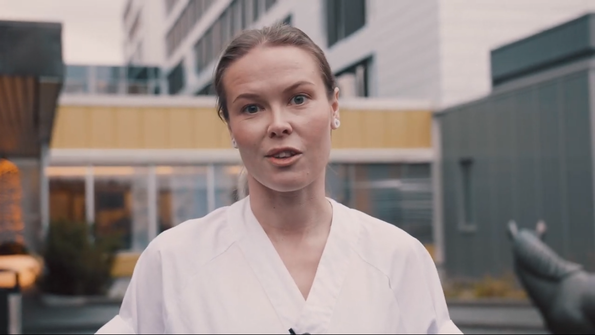 En person med munnen åpen