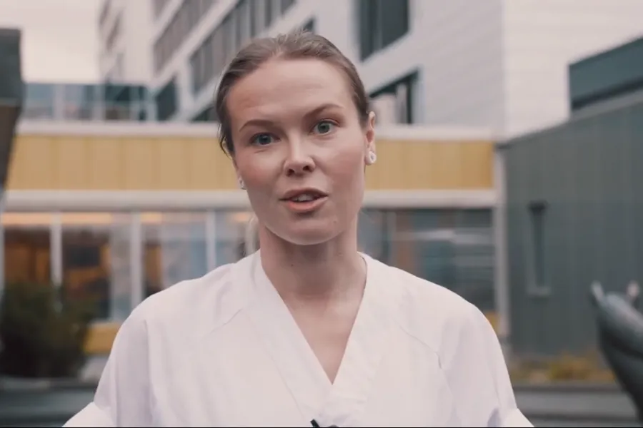 En person med munnen åpen