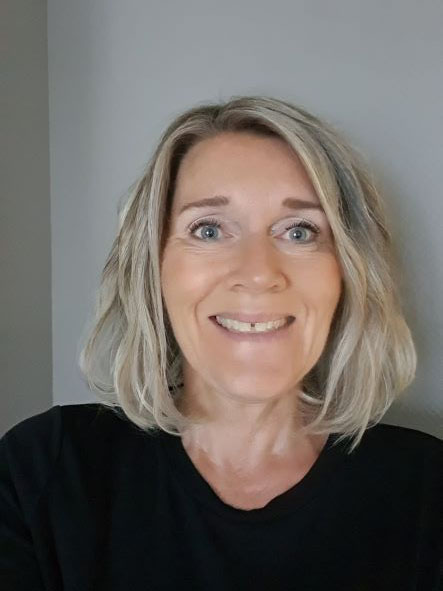 En kvinne med blondt hår