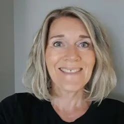 En kvinne med blondt hår