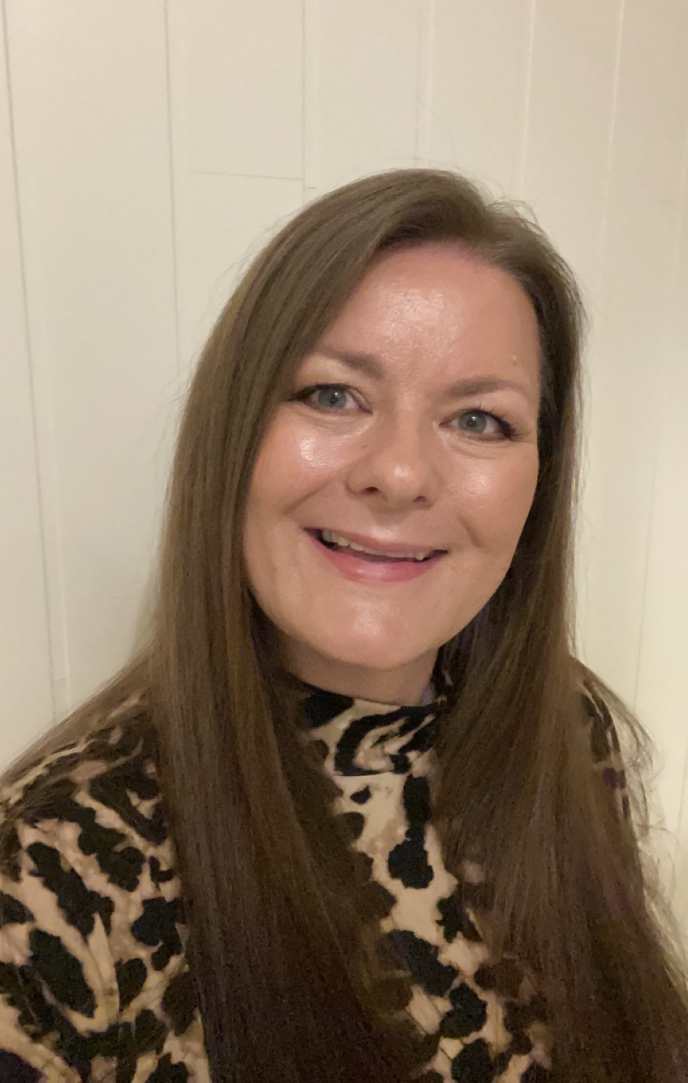 En kvinne som tar en selfie